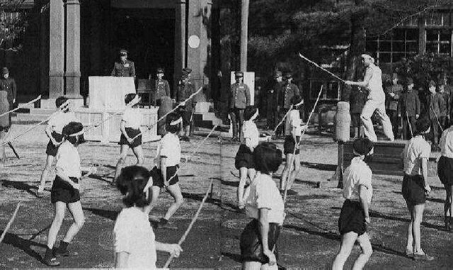 4. Японские школьницы тренируются с бамбуковыми копьями, готовясь к вторжению США, 1940 год