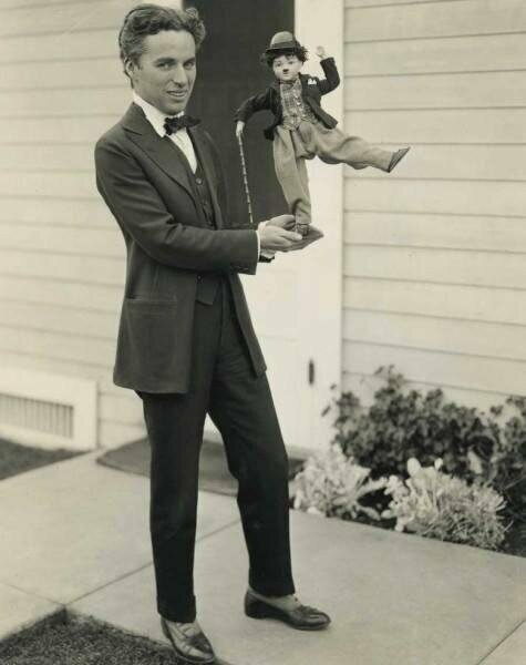 8. Чарли Чаплин в 1918 году со своей куклой