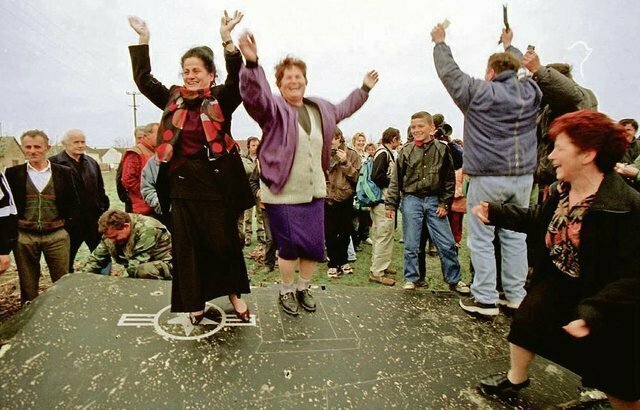 6. Жители Сербии танцуют на крыле F-117 "Найтхок", сбитого 27 марта 1999 года