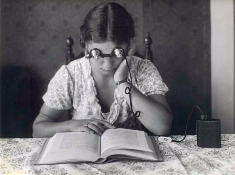 17. Очки для чтения в темноте с фонриком, 1932 год