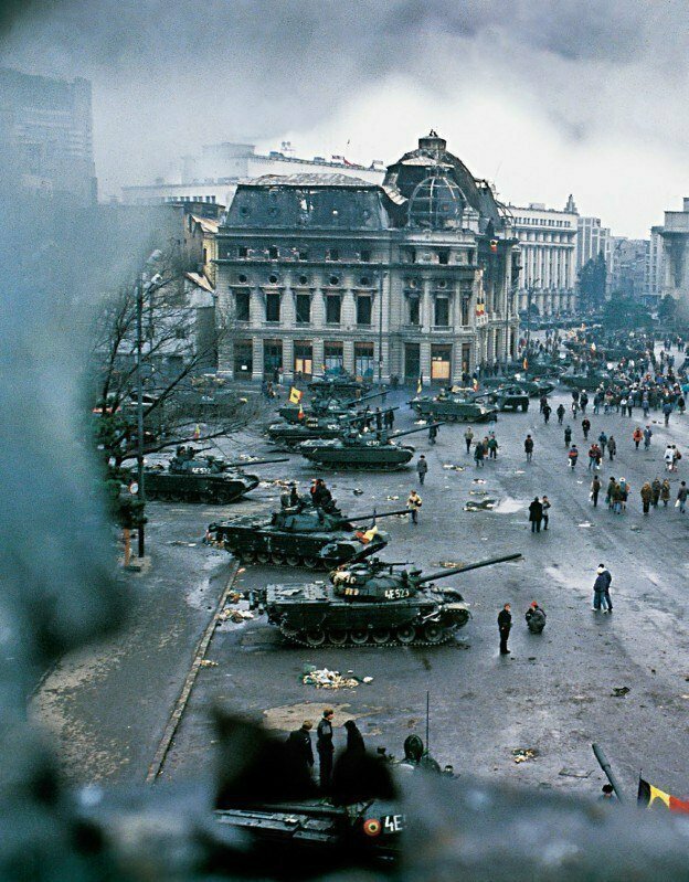 20. Танки на улицах Бухареста во время румынской революции 1989 года