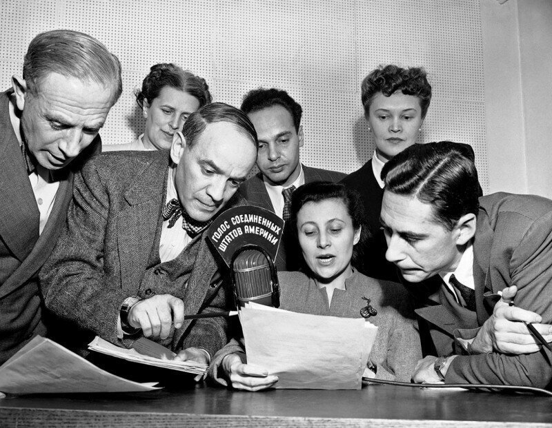 Первая трансляция «Голоса Америки» на СССР, февраль 1947 года. С листа читает первая диктор станции Елена Якобсон-Бейтс