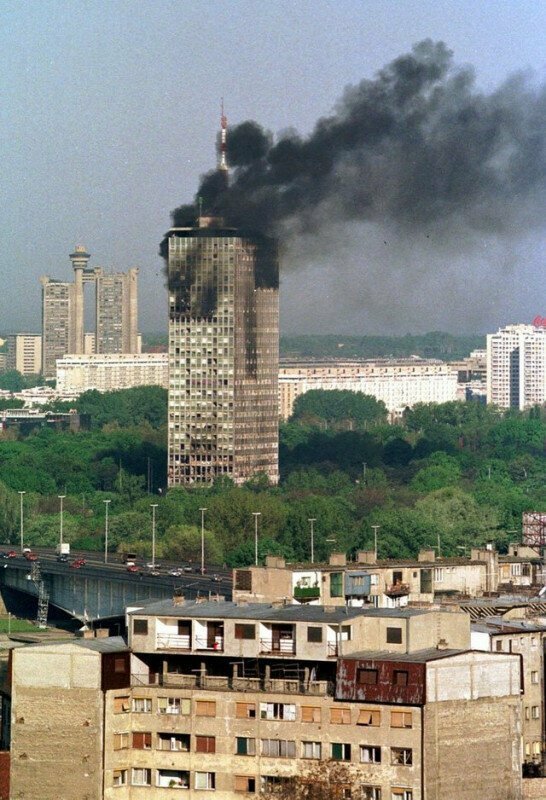 Здание в Белграде, горит после бомбардировки НАТО во время войны в Югославии, 1999 год.