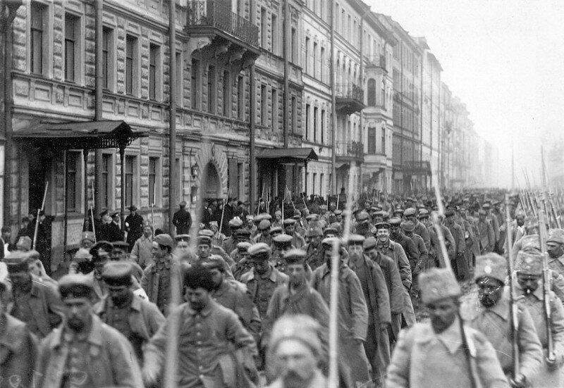 Колонна немецких военнопленных проходит под конвоем. Петроград, 1915 год