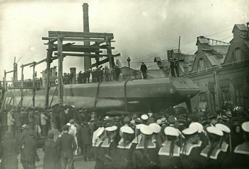 Спуск минного заградителя «Ерш» со стапелей Балтийского судостроительного и механического завода. 1917
