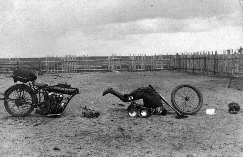Шутка от русских военных мотоциклистов, 1910-е.