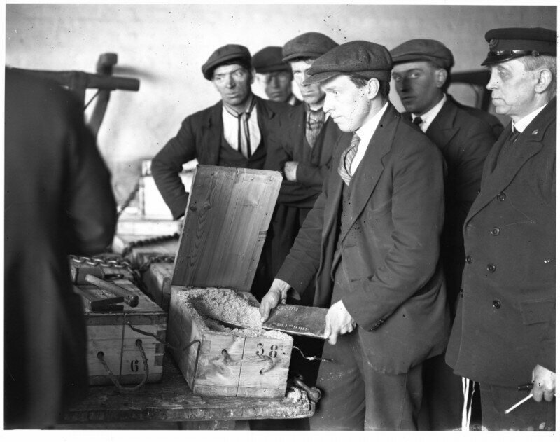 Британские таможенники осматривают ящики, содержащие привезенное из Советской России золото на 500 000 фунтов стерлингов. Великобритания. 1928 год.