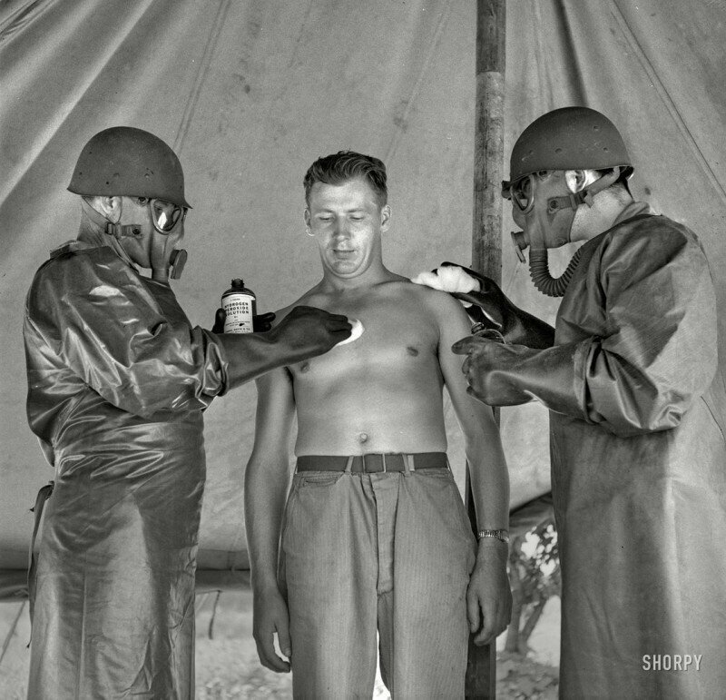 Военные медики отрабатывают обращение с пострадавшим от газовой атаки. Гринвилл. Штат Южная Каролина. США, Июль 1943 года.
