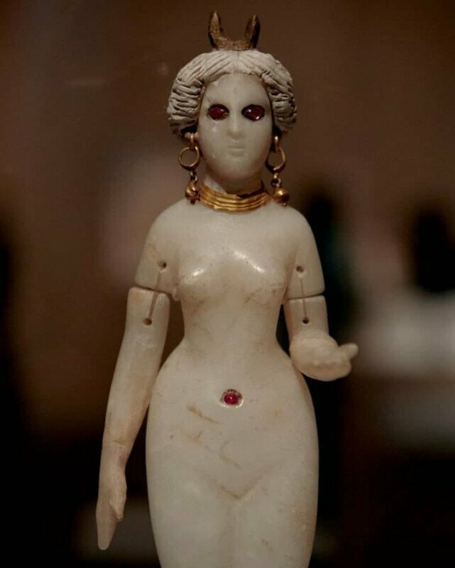 Алебастровая статуэтка богини с рубиновыми глазами и пупком, Вавилон. Приблизительно 1 век н.э.