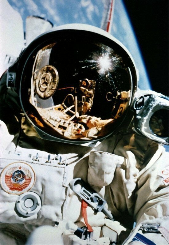 Герой Советского Союза космонавт 1-го класса Викторенко, в отражении Герой Советского Союза лётчик-космонавт СССР Серебров.