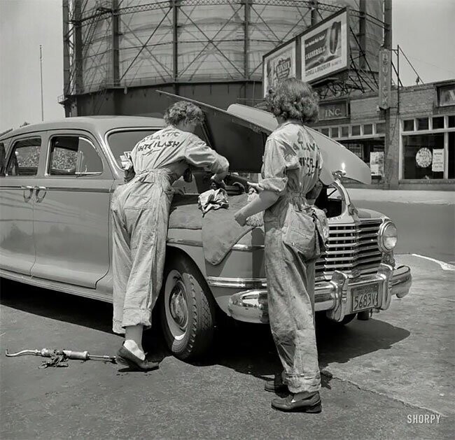 Женщины-автомеханики в автомастерской Atlantic Refining Company. Филадельфия, штат Пенсильвания, июнь 1943 года