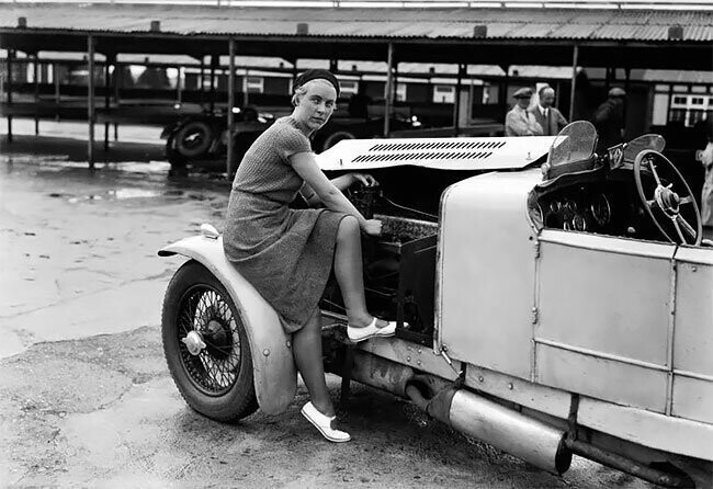 Китти Брунелл настраивает двигатель своей машины AC Ace Sports, 1932 г.