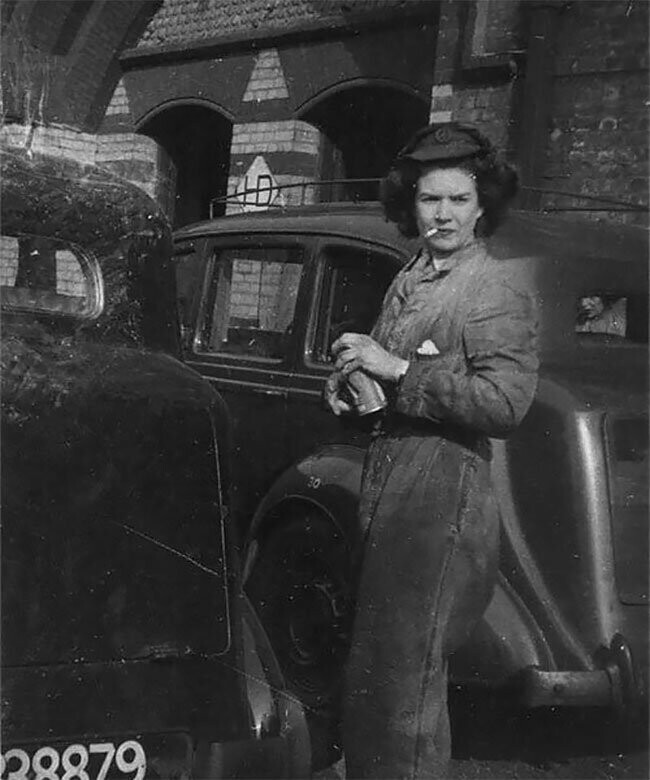 Работница автостанции рядом с автомобилем Humber, во время Второй мировой