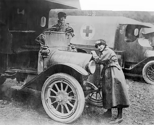 Британские водители скорой помощи. Франция, 1916 г.