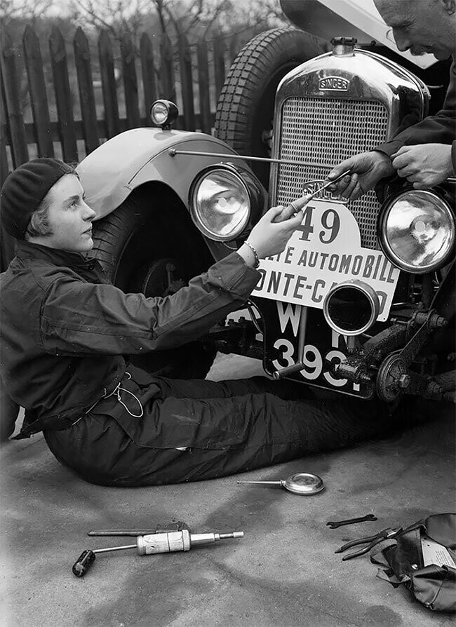 Китти Брунелл работает над автомобилем Singer Junior 848 cc на ралли в Монте-Карло, январь 1928 года
