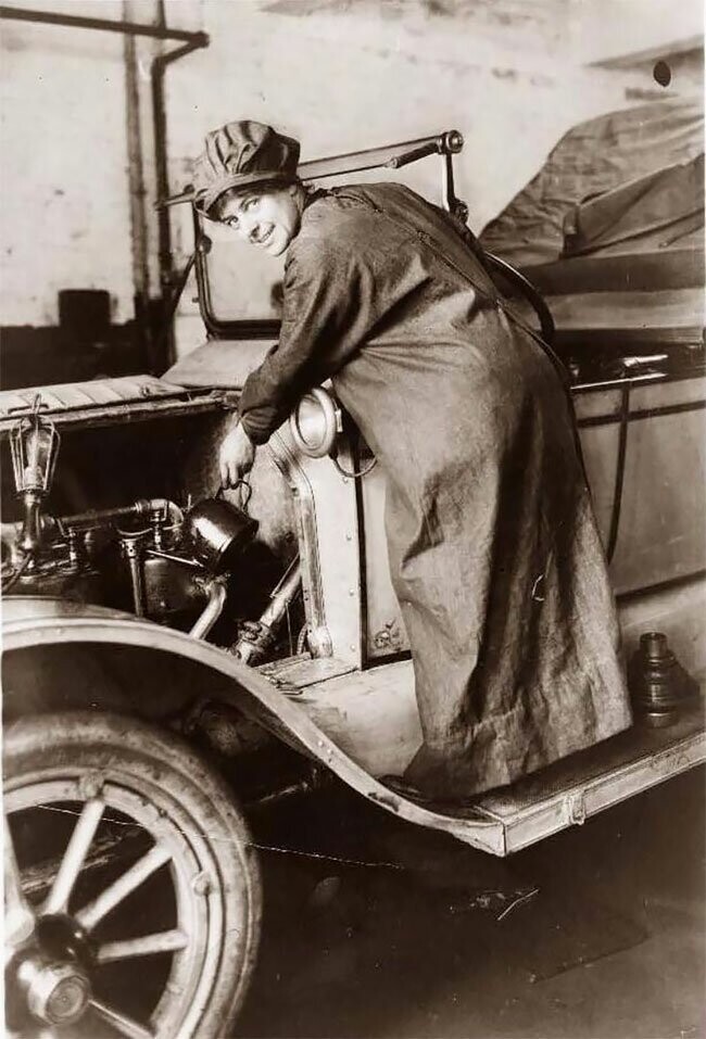 Розали Джонс, продавец автомобилей, ок. 1920 г.