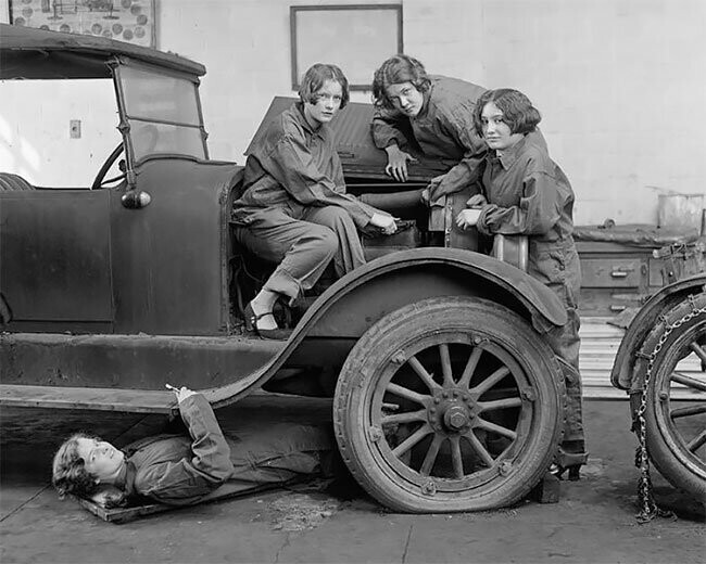 Удивительные фотографии женщин-автомехаников начала 20 века