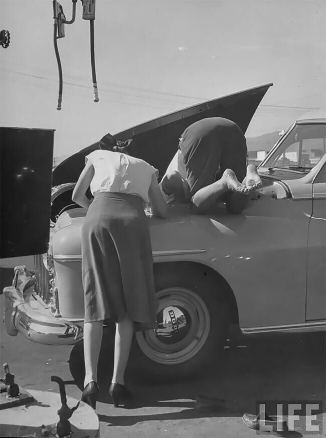 Женщины чинят свою машину, ок. 1950 г.