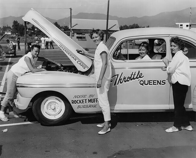 Участницы клуба Throttle Queens готовятся к гонке, 1956 г.