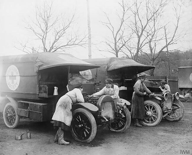 Добровольцы из отряда VAD чистят машины военной автоколонны. Этапле, Франция, январь 1918 г.