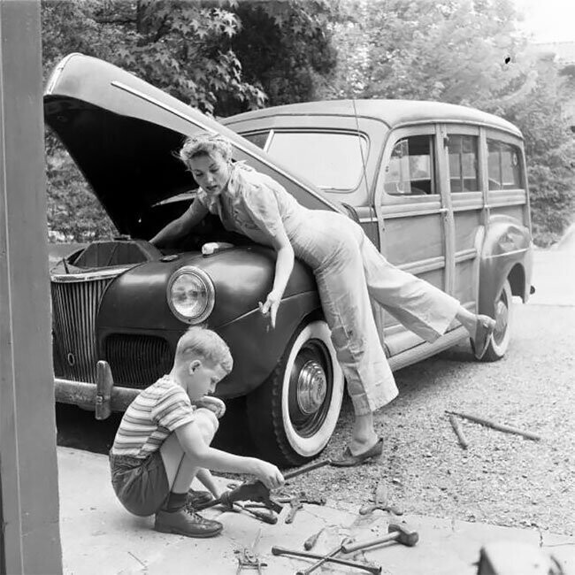 Мать ремонтирует семейный автомобиль, 1940-е гг.