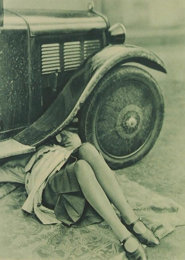 Женщина ремонтирует машину, ок. 1920 г.