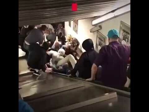 русские после футбольного матча в Риме,сломали эскалатор 
