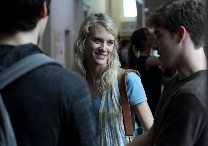 Mackenzie Davis - Красавица с безумным взглядом