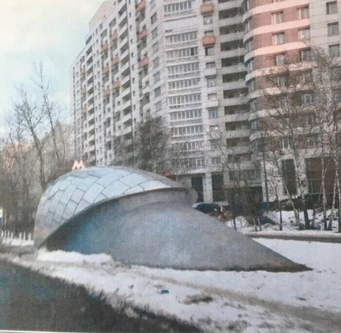 Всего лишь вход в метро, а не то, что вы подумали, грязные извращенцы