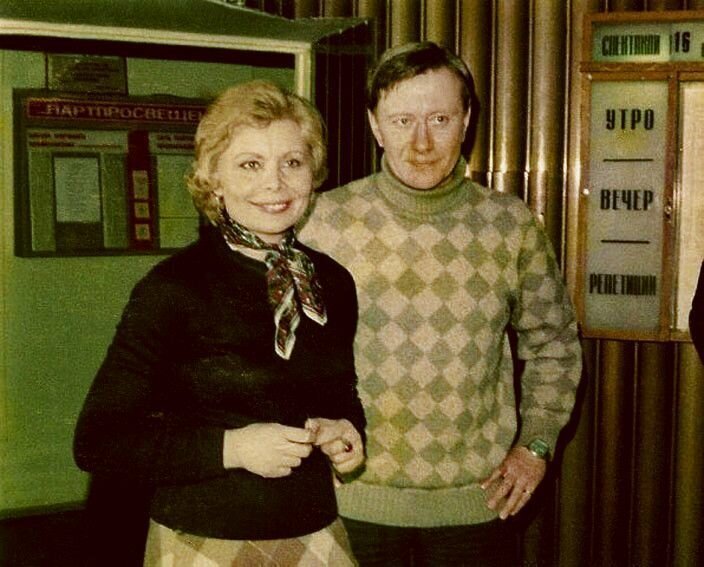 27. Андрей Миронов и Нина Корниенко в фойе Театра Сатиры, 1980-е
