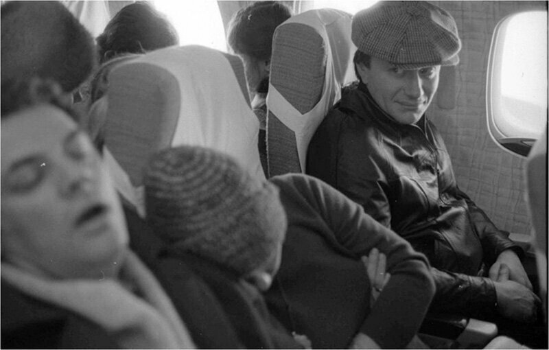 26. Александр Ширвиндт, Лариса Голубкина и Андрей Миронов летят на гастроли в Одессу, сентябрь 1983 г.