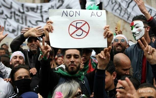 В Алжире начались народные гуляния после сообщений об отставке президента