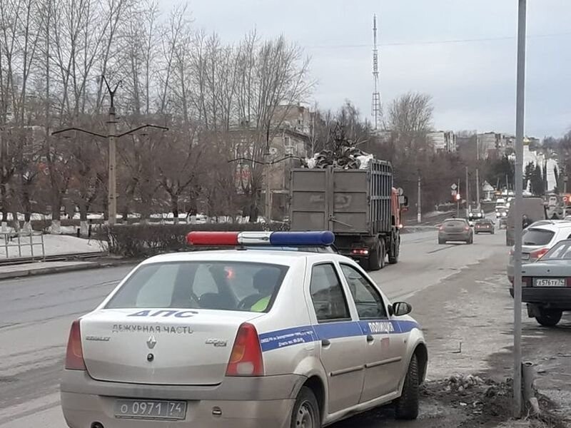 В Челябинской области мусоровоз повалил светофор, который травмировал пешехода
