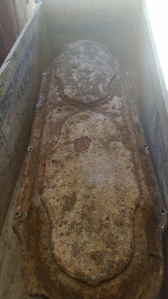 Фотография гроба после вскрытия в ящике, хорошо видны следы от высверленных винтов.