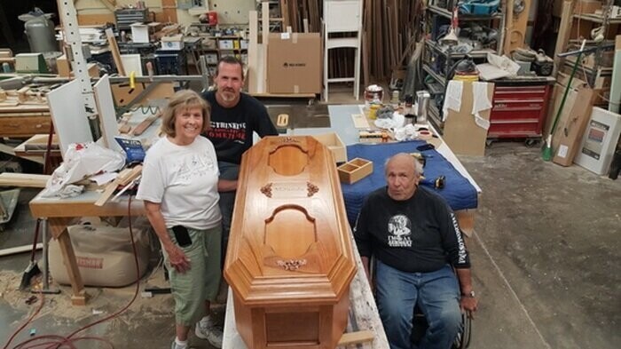 На просьбу помочь в организации похорон откликнулось немало людей. Бесплатно был сделан новый красивый гроб для Миранды Евы.