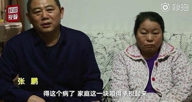 Восемь лет китаец заботится о жене, перенесшей инсульт  