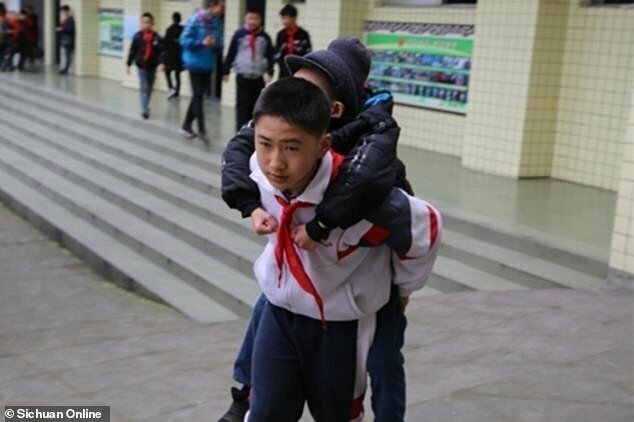 12-летний мальчик шесть лет носит на спине больного одноклассника