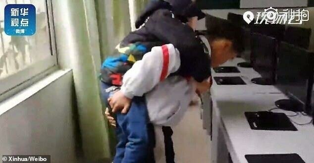 12-летний мальчик шесть лет носит на спине больного одноклассника