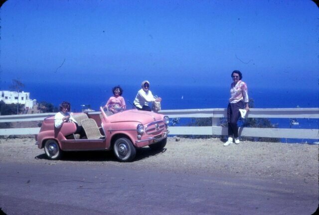 Гламурно-розовый Fiat на острове Санта-Каталина, Калифорния, 1963 год