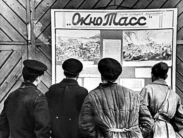 Агитационный плакат для поднятия боевого духа "Окно ТАСС", в поселке Осиновец на западном берегу Ладожского озера, 1941 год