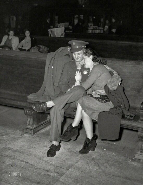 Солдат и его девушка в ожидании поезда на станции Чикаго Юнион, Джек Делано, февраль 1943 года