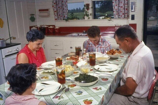 Табачный плантатор Маршалл Джойнер со своей семьей молятся перед обедом. Северная Каролина. США. Июль 1956 год