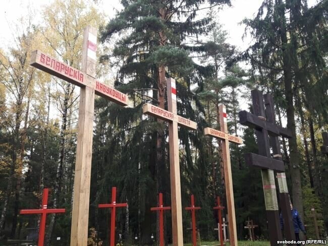 В Минске сносят кресты, установленные в память о жертвах сталинских репрессий у мемориала Куропаты