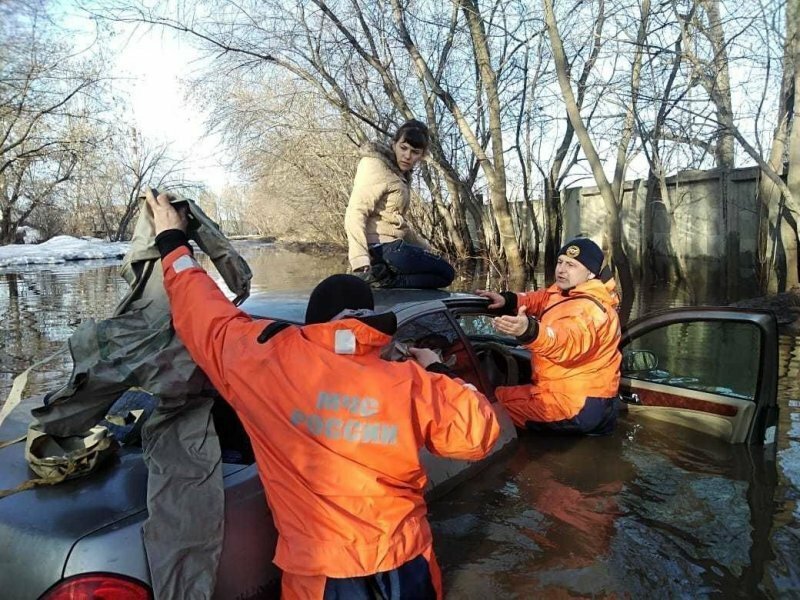В Новосибирской области сотрудники МЧС спасали женщину с крыши утонувшего в луже автомобиля