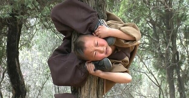 Наставник Янь Хуань тренирует маленьких монахов уже год 