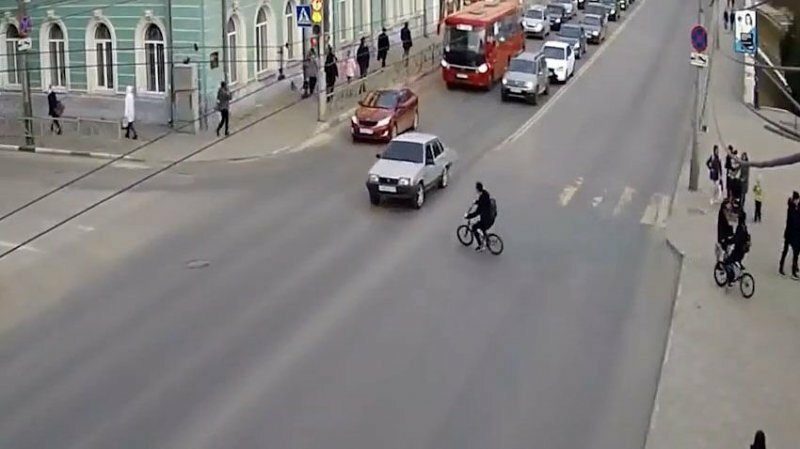 В центре Рязани парень на велосипеде влетел в машину