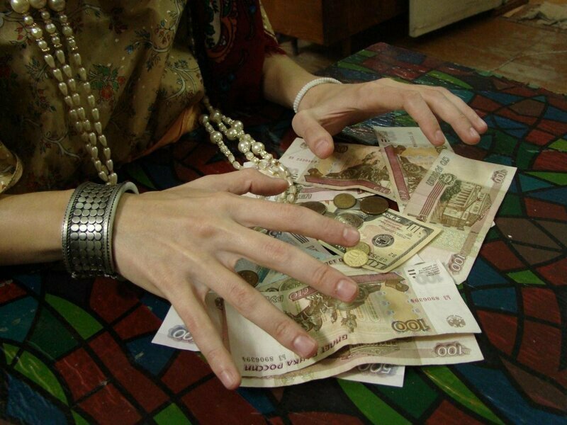 Сломал систему: омский сантехник обманул цыганку и украл у неё деньги