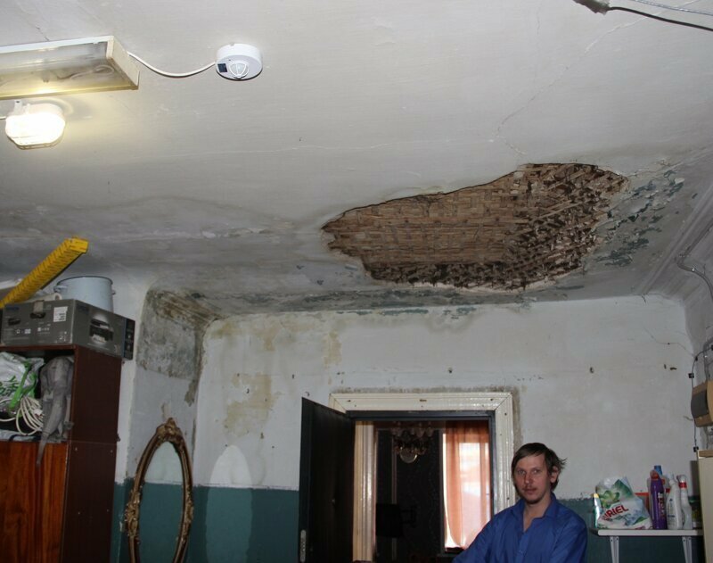 Неудобно получилось: в Ногинске у инвалида первой группы обрушился потолок