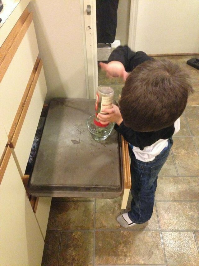 1. Быстрый способ сделать столешницу для ребенка, если он хочет помочь вам на кухне