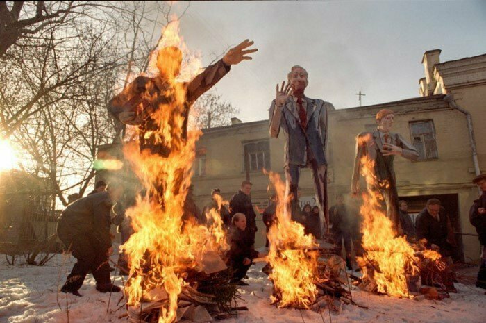 Москва. Сожжение чучел Зюганова, Ельцина и Чубайса во дворе ЦСИ на Якиманке, 1995 год. 